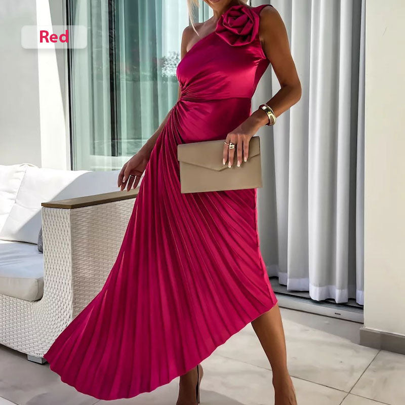 Asymmetrisches Plisseekleid mit schrägem Ausschnitt