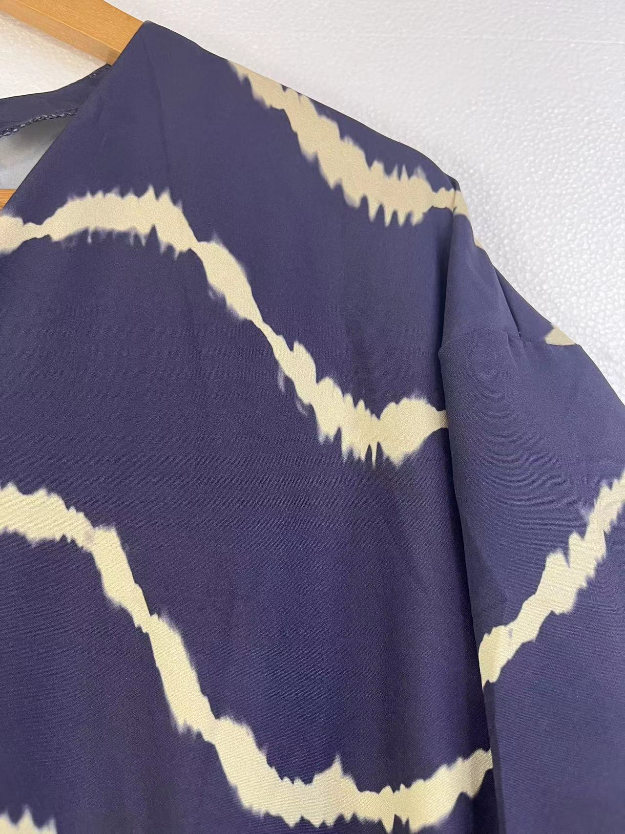 Boho-Kleid mit langen Ärmeln und Streifen