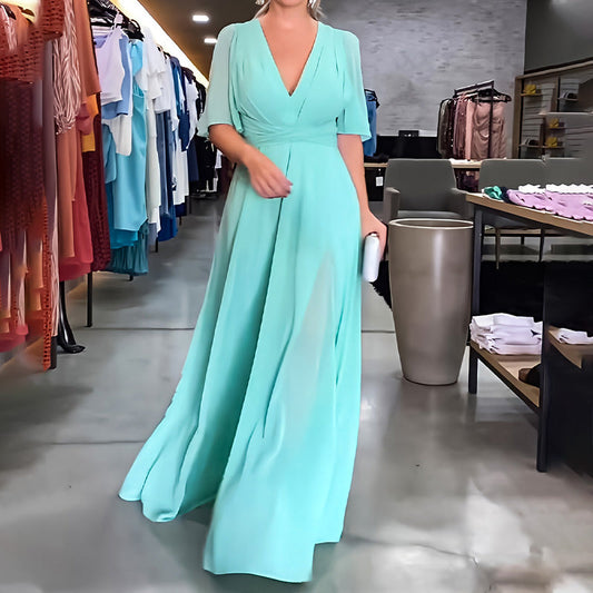 Einfarbiges Kleid mit V-Ausschnitt und Schlitz an der Taille