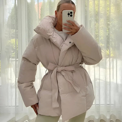 Stylische einfarbige Pufferjacke mit Gürtel für Damen