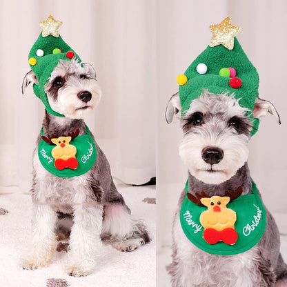 Niedliche Weihnachtsbaum-Mütze mit Pom-Poms