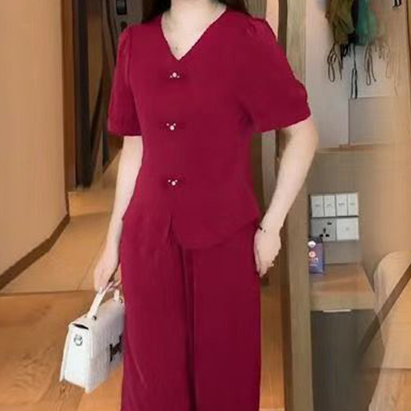 2-teiliges Set aus kurzärmligem Oberteil mit V-Ausschnitt und passender Hose mit weitem Bein für Damen